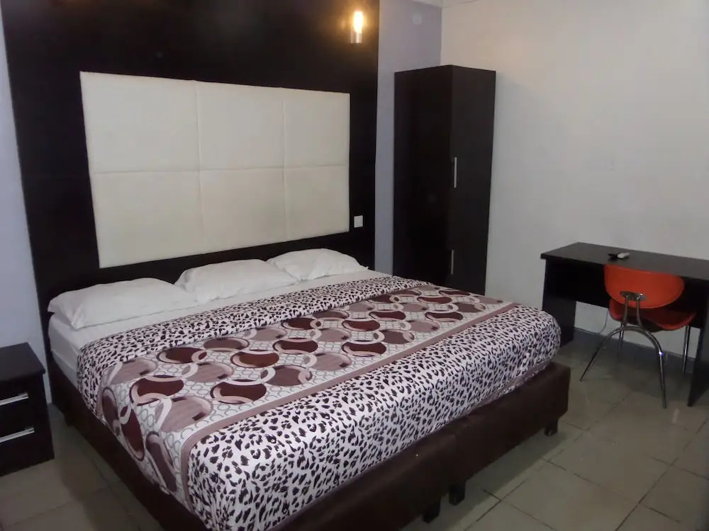 Alluring View Hotel - Toyin Sreet