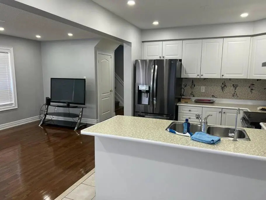 cheerfully 3 bedroom home with free parking & wifi