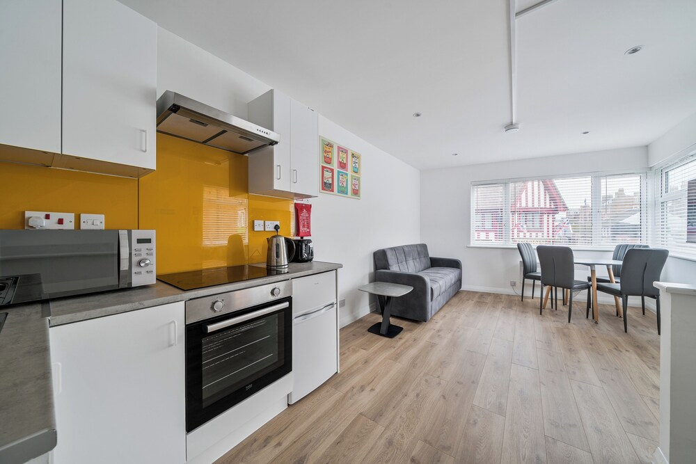 2 Bed Flat - Sleeps 2 - Parking - Wifi