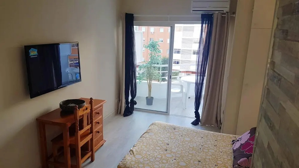 Studio in Torremolinos, With Wonderful sea View, Pool Access and Furni