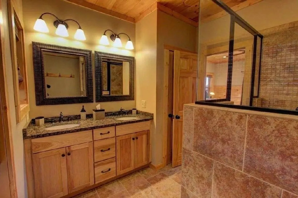 Bearmont Lodge - 4 Br cabin by RedAwning