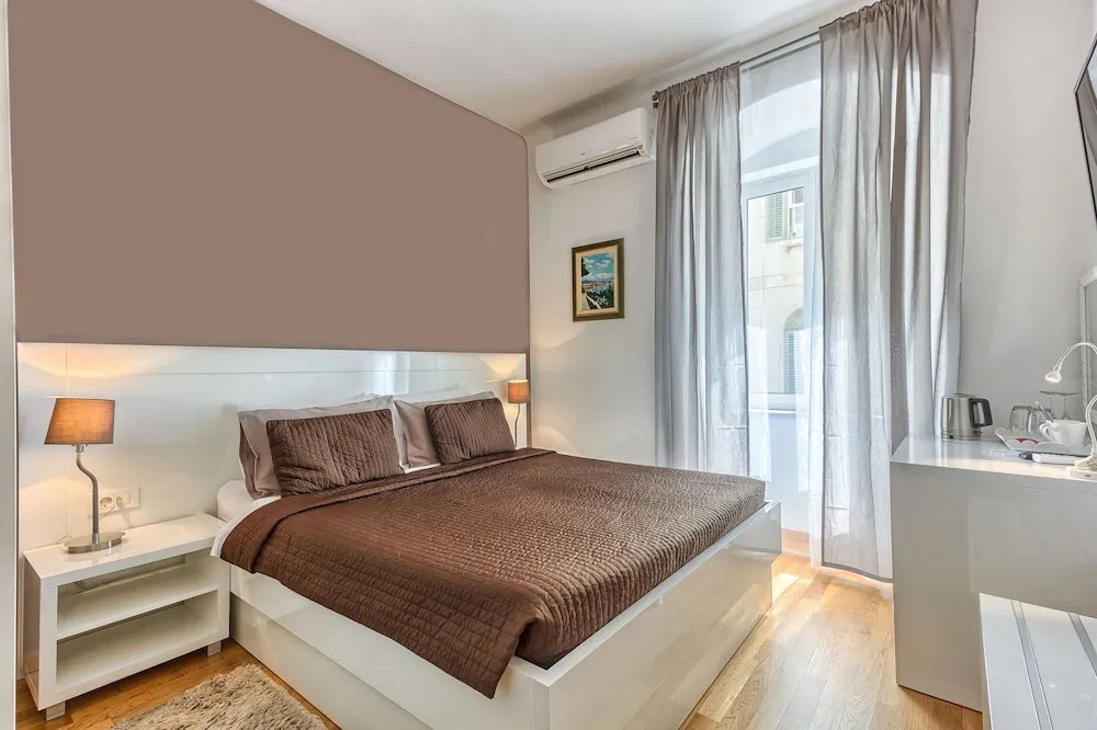 Split Urban Rooms I