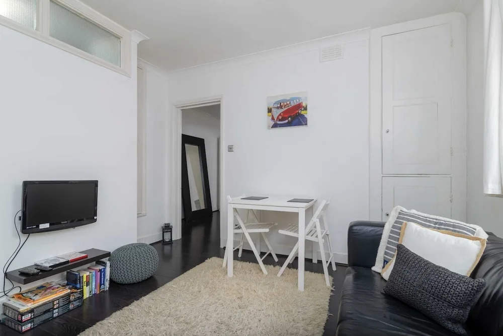 Fantastic 1BR Flat in East London for 2 Guests!