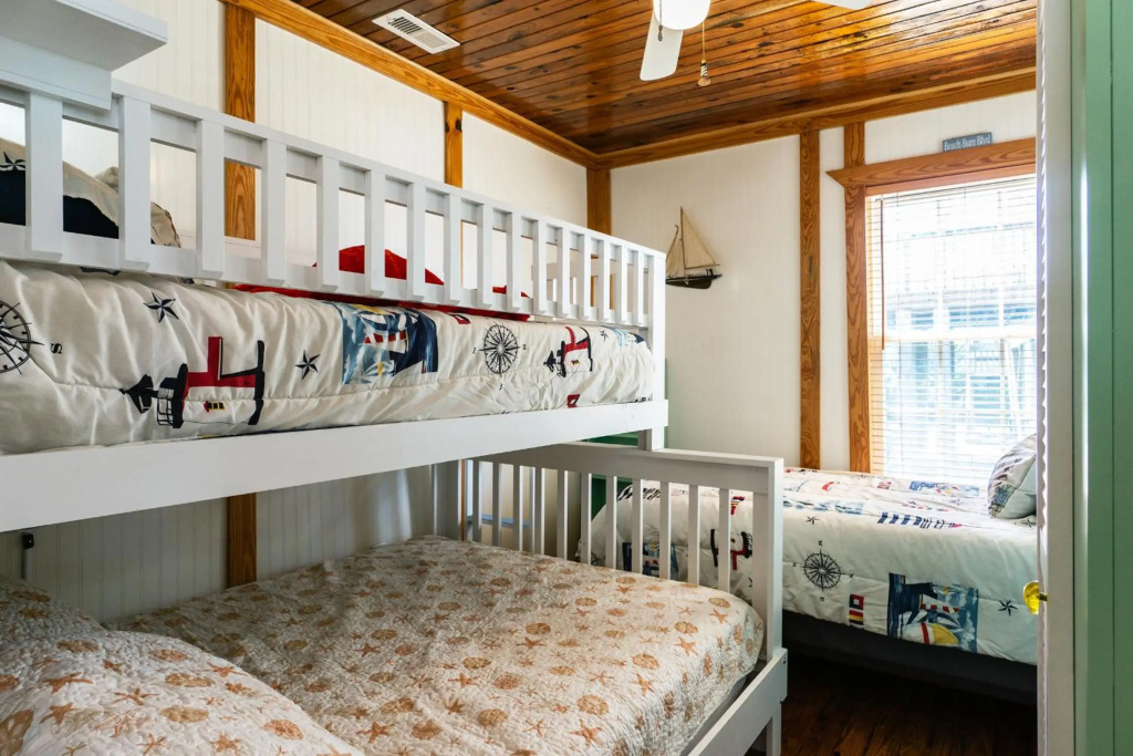 Ivy Cottage by Oak Island Accommodations