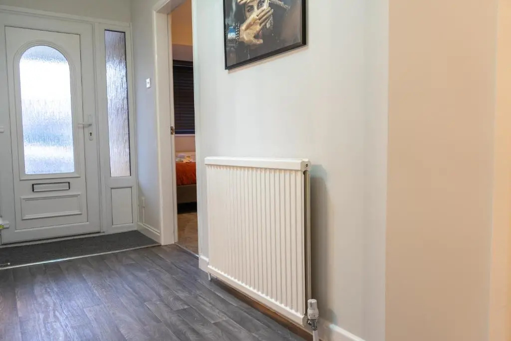 Modern 2 Bed Apartment on Edge of City Centre, 2xFREE Private Parking, Ground Floor & Private Entrance in Quiet Neighbourhood