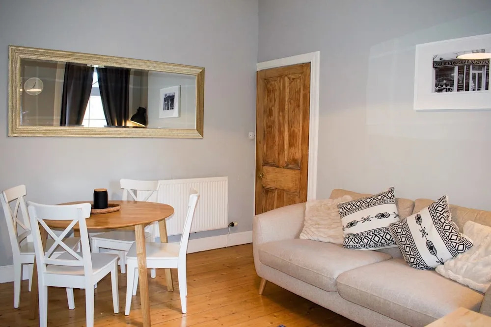 Spacious 3 Bedroom Home With Garden Edinburgh