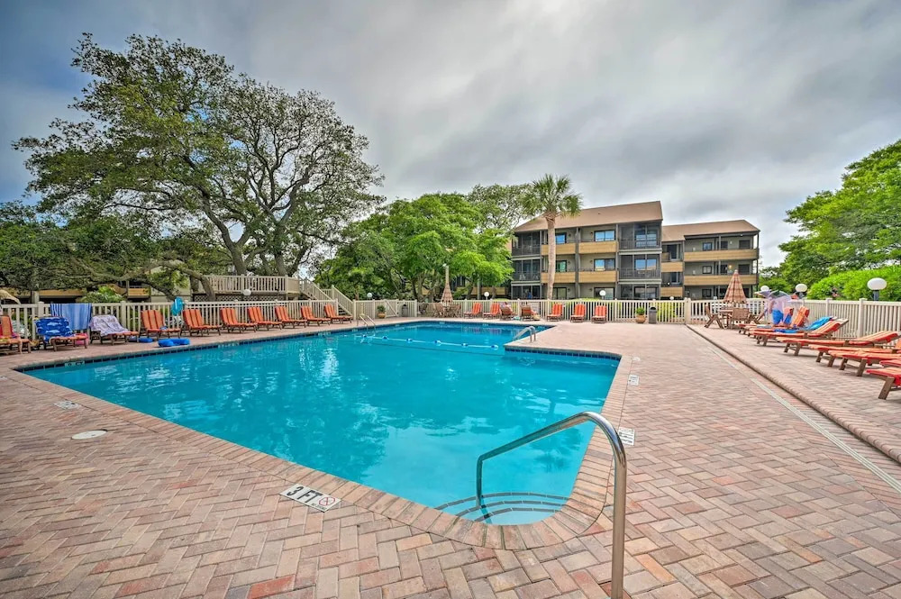 Charming Condo w/ Pool Access - Walk to Beach