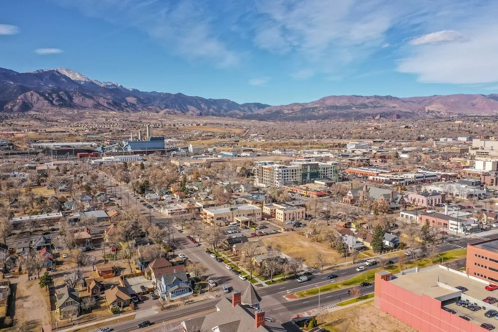 Trendy Urban Neighborhood & Dog-friendly Downtown