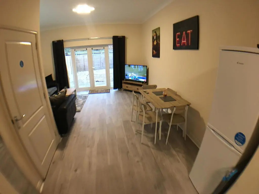 Very LARGE House, 6 beds, 4 bedrooms, 3 Bathrooms, 5 Smart TV's & VAN PARKING