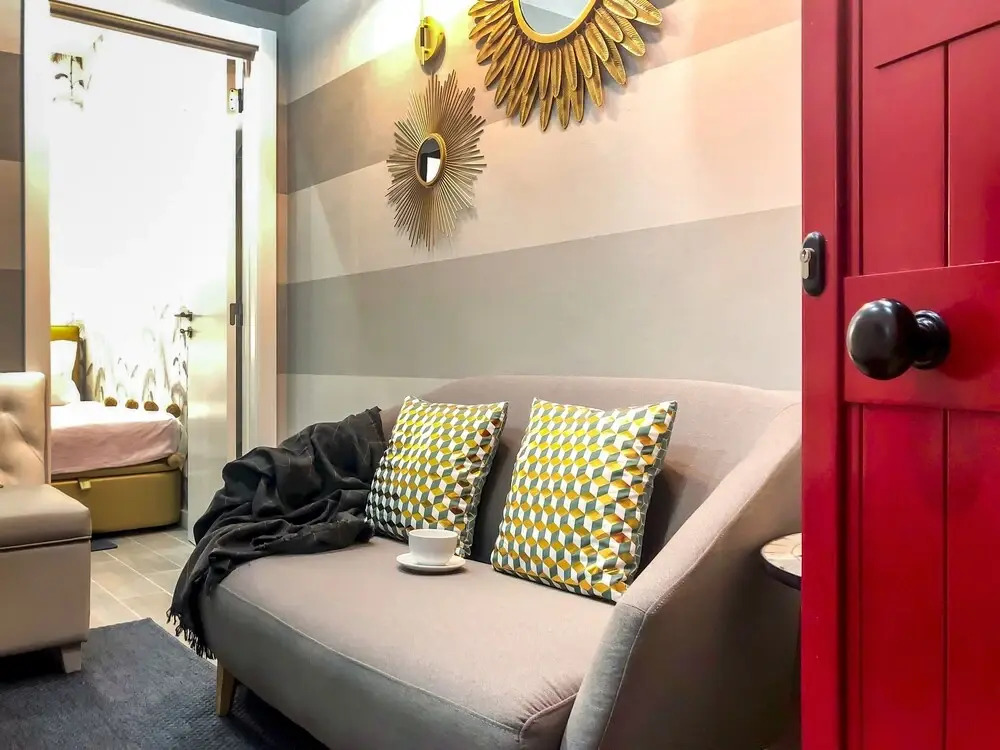 Lis002 · Snuggle up in the Metallic Bed at a Snug, Chic Studio