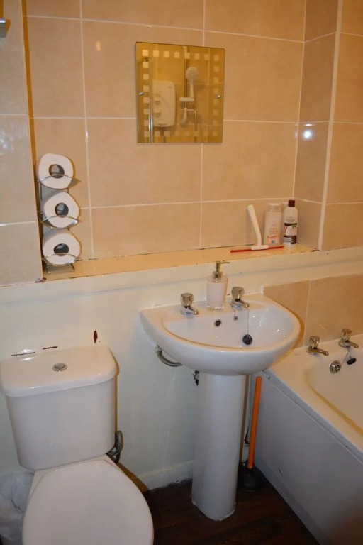 Facing Glasgow Green spacious Apartment Free parking
