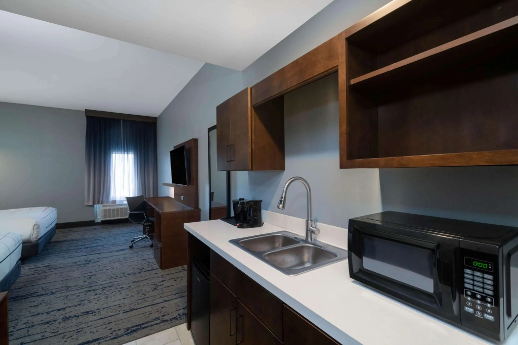 La Quinta Inn & Suites by Wyndham Louisville NE - Old Henry Rd