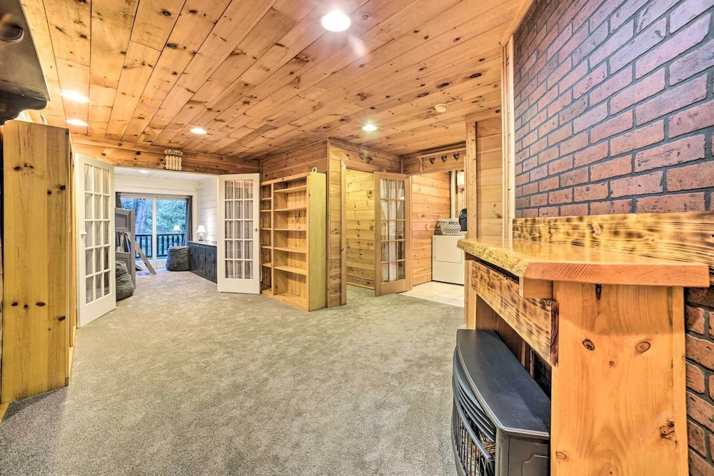 Spacious Cabin w/ Decks Near Saratoga Race Course!