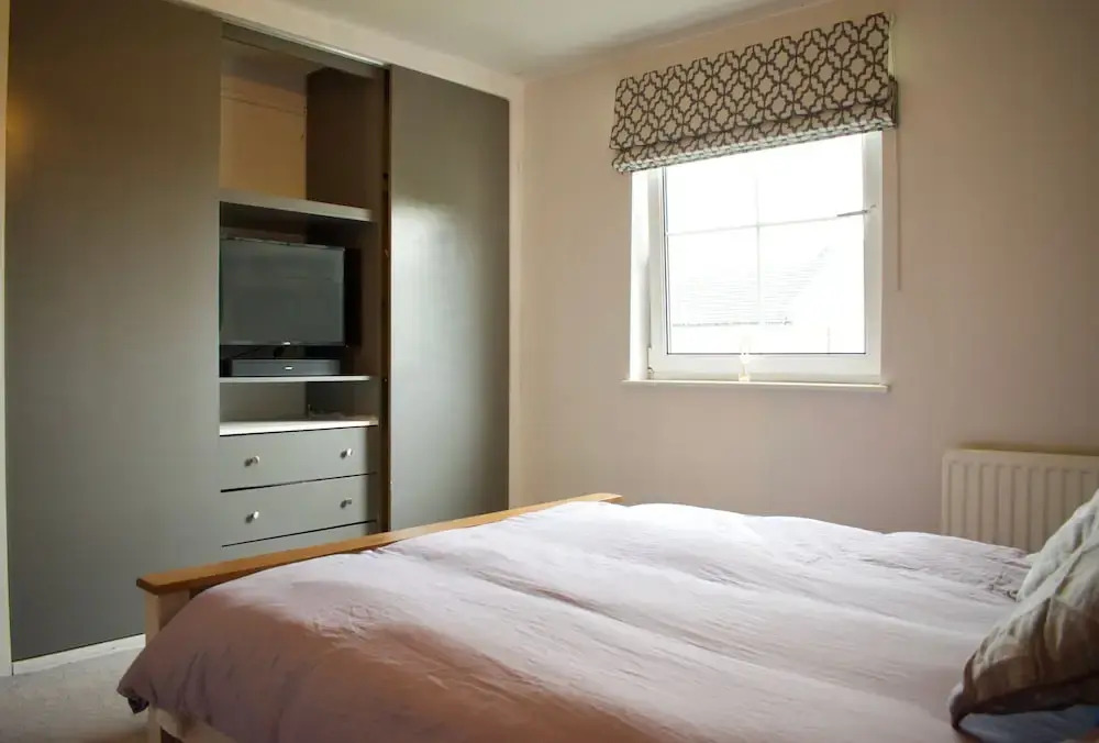 Large 2 Bedroom Flat in Leith With Free Parking