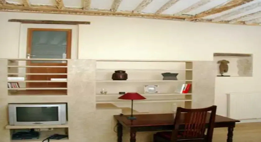 Large Marais Studio (321)