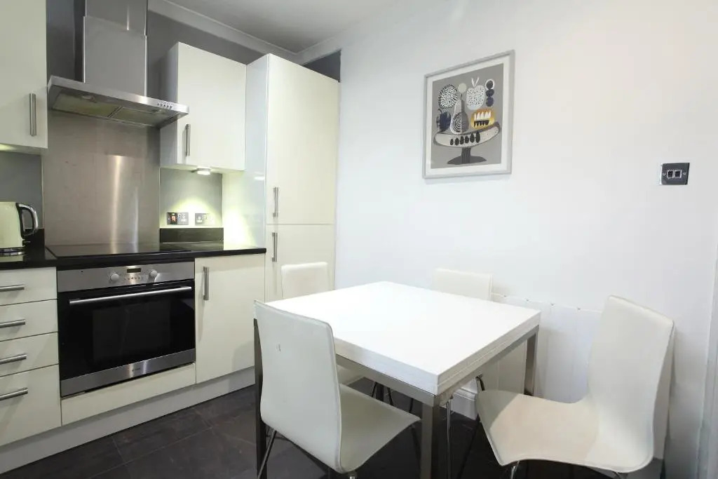 Walk to Notting Hill /Paddington 1 B/R with patio
