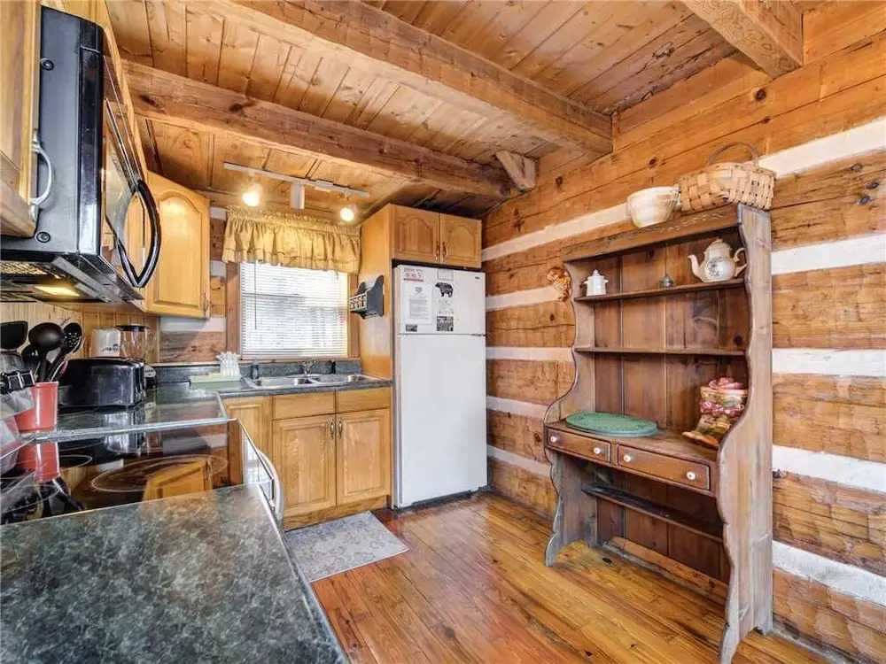 Bear Cave Haus  2 Bedroom Home with Hot Tub