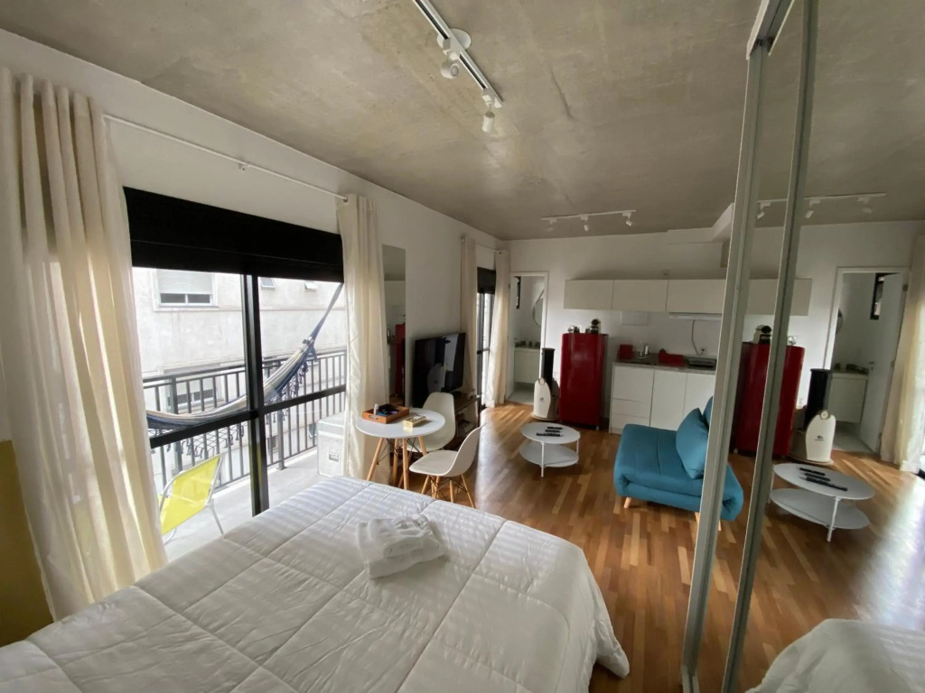 85 New studio w balcony, fast wifi and movie screen!