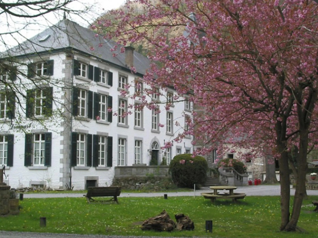 Spacious apartment in a 16th-century castle