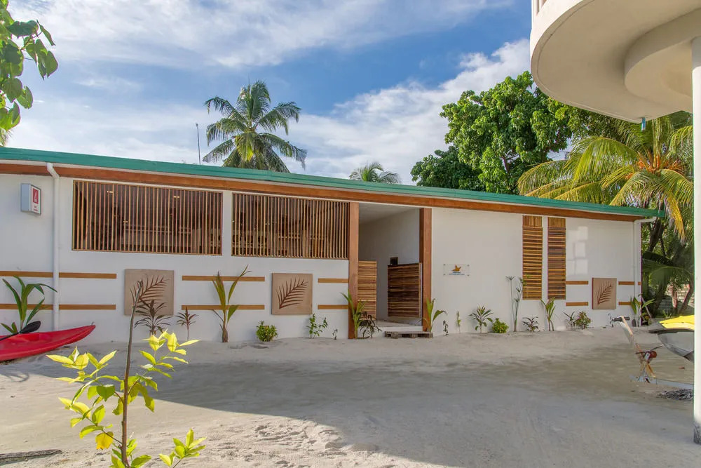 Отель Dhiffushi White Sand Beach