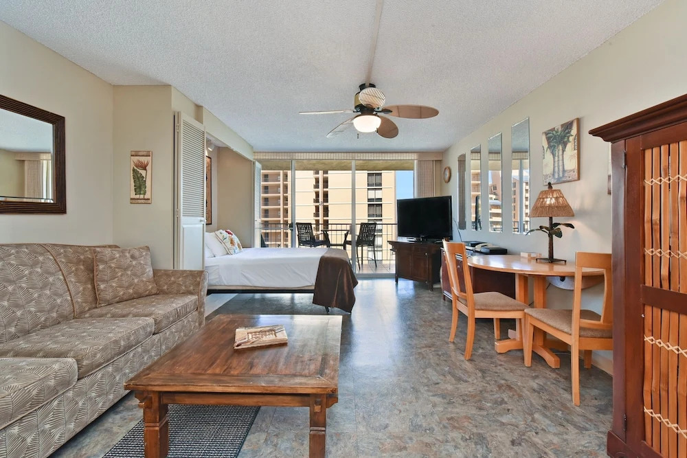 Royal Kahana #617 Studio Bedroom Condo by RedAwning
