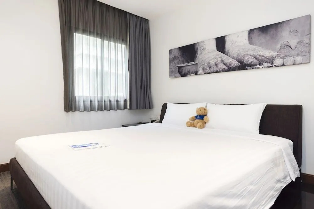 Silver Living Phrom Phong by Favstay