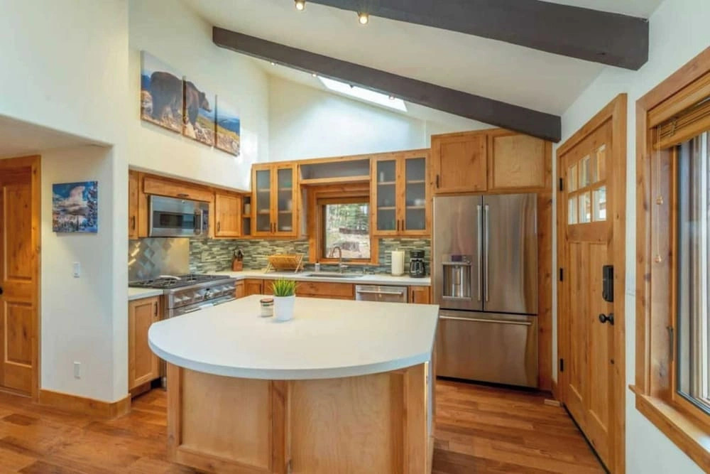 Henderson by Avantstay Lake View! Walk to Beach, Garwoods & More!