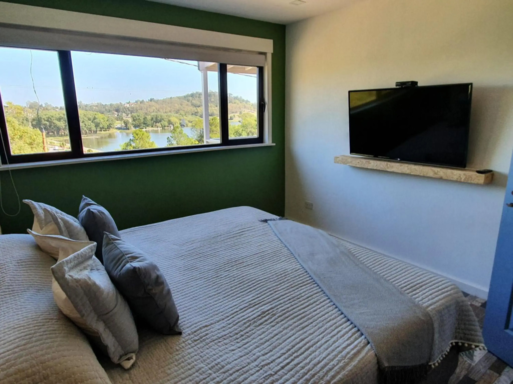 al pie de las sierras en villa del lago