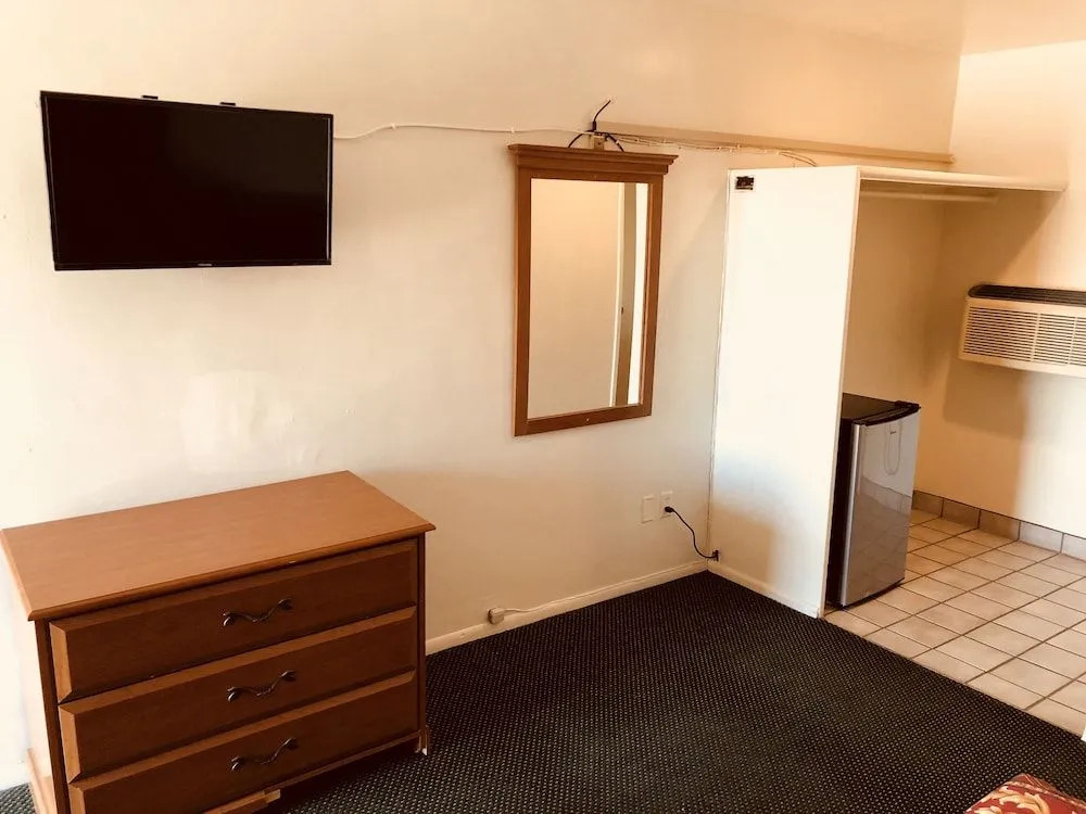 Sands Motel by Ontario Airport & Toyota Arena