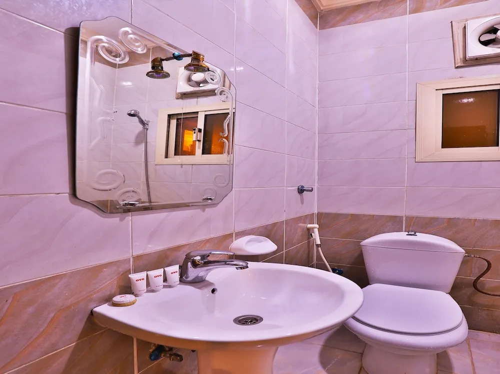 OYO 161 Middle East Suite