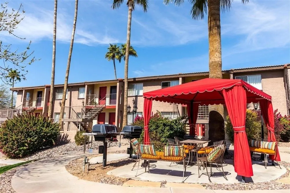 116 Fully Furnished 1BR Suite-Prime Location! by RedAwning