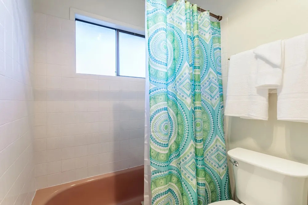 35 SW Hurbert St House - 3 Br home by RedAwning