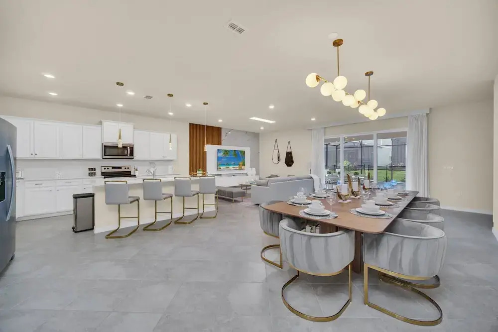 Chic 10br Retreat With Themed Rooms & Pool