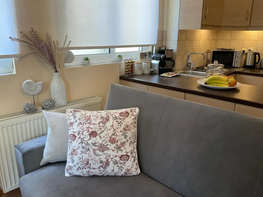 Elegant Glyfada Apartment-private Garden-Near METRO