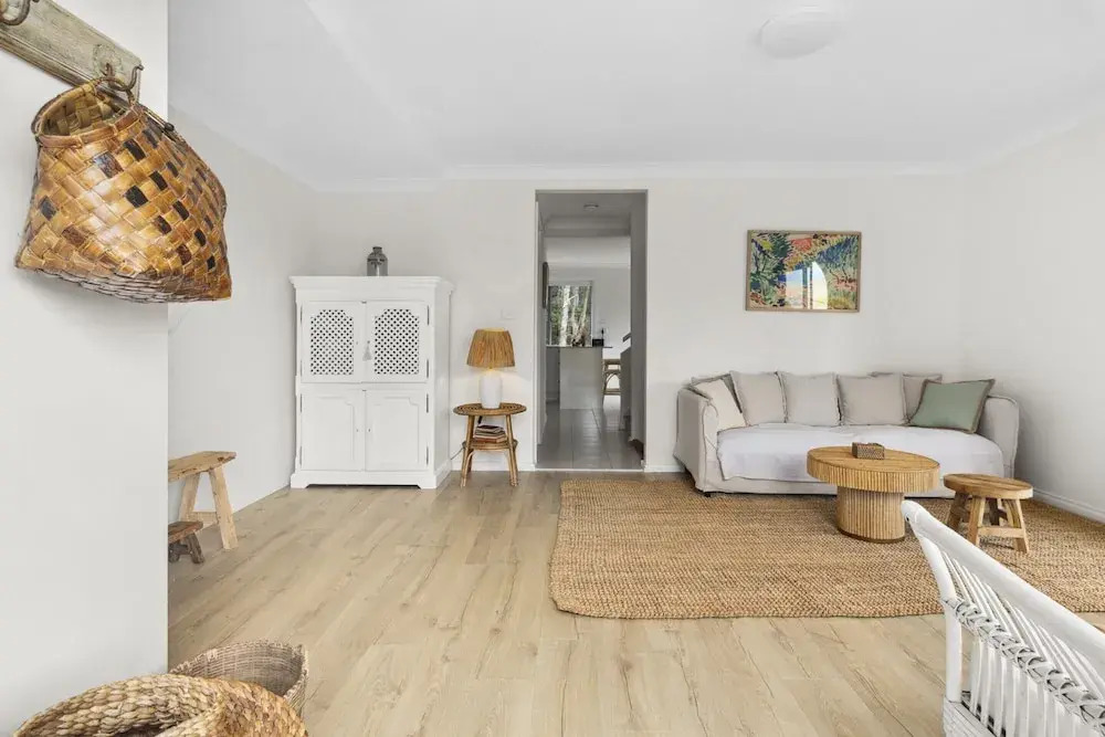 Bright Coastal Townhouse With BBQ & Courtyard