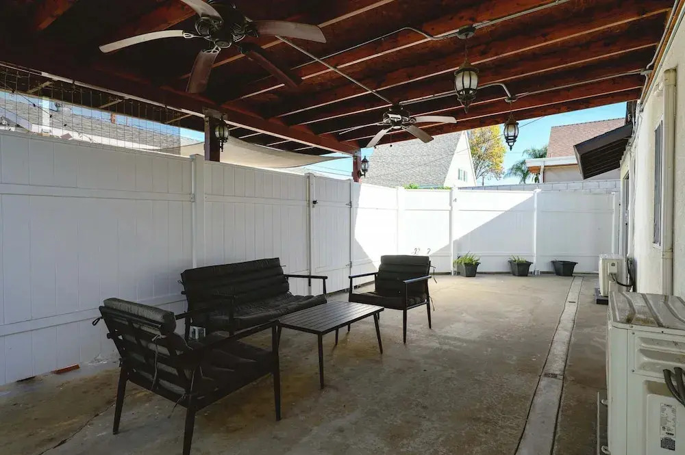 Spacious 4BR House Free Parking w Backyard BBQ