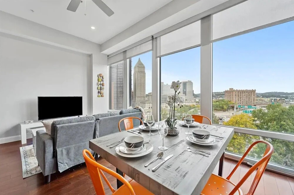 Modern 1 Bedroom Next Door to PPG Arena