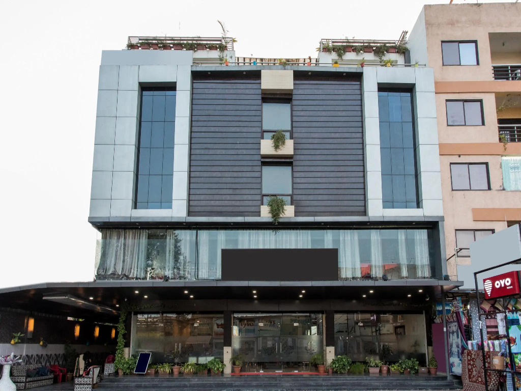 Super Townhouse Divya Palace