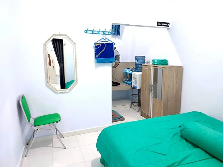RedDoorz Syariah at Penginapan Queen Sungai Penuh