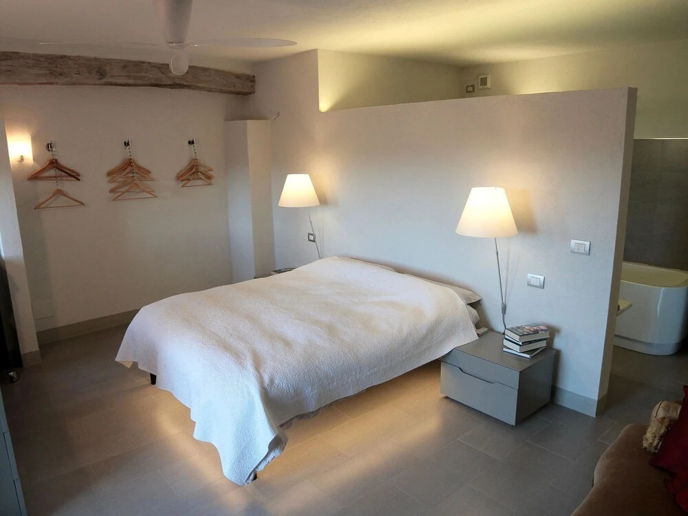 Detached villa with swimming pool, in the green hills and vineyards