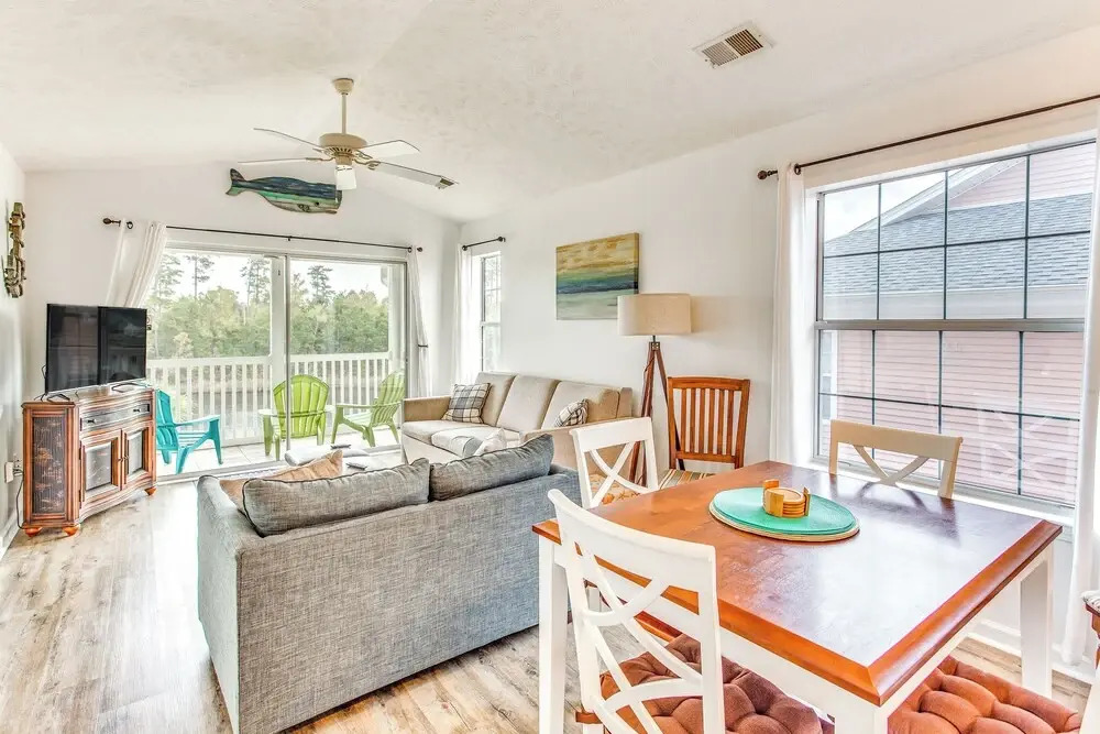 Myrtle Beach Waterfront Condo: 5 Mi to Boardwalk!