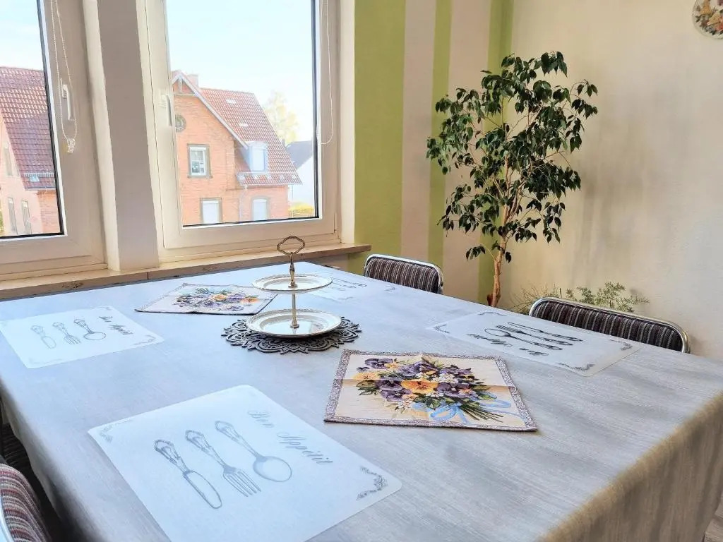 Apartment Bayreuth, 4 Zimmer Ferienwohnung im Haus mit Kunst, WLAN, Küche, Parkplatz