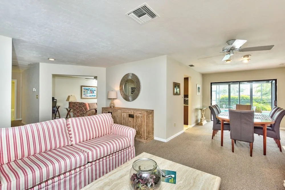 Rovigo Vacation Rental: Spacious Retreat with Panoramic Lake Views in Kings Lake. 4-BR, 4-Bathroom Home with Private Pool, just 3.4 Miles from the Vibrant Fifth Avenue South and Naples Attractions