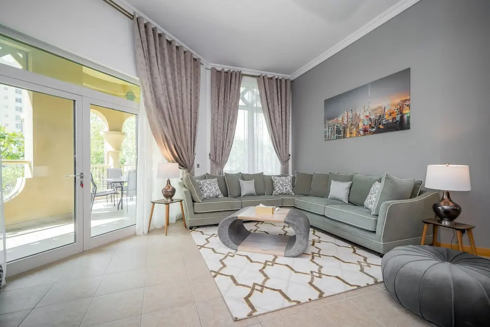 Luton Vacation Homes - Shoreline Apartment, Beach Access