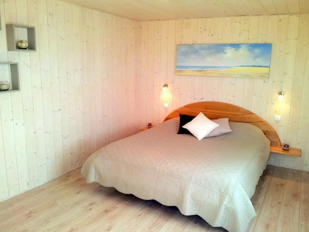 Holiday Home in Cleder Near Les Amiets Beach