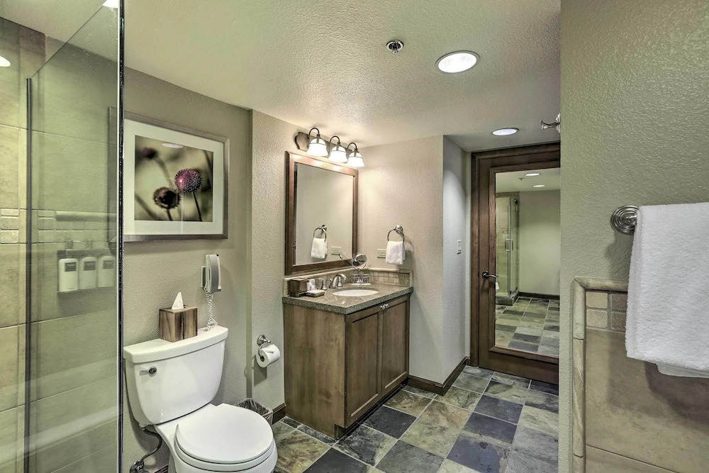 6 Mi to Lake Tahoe: Everline Resort Retreat!