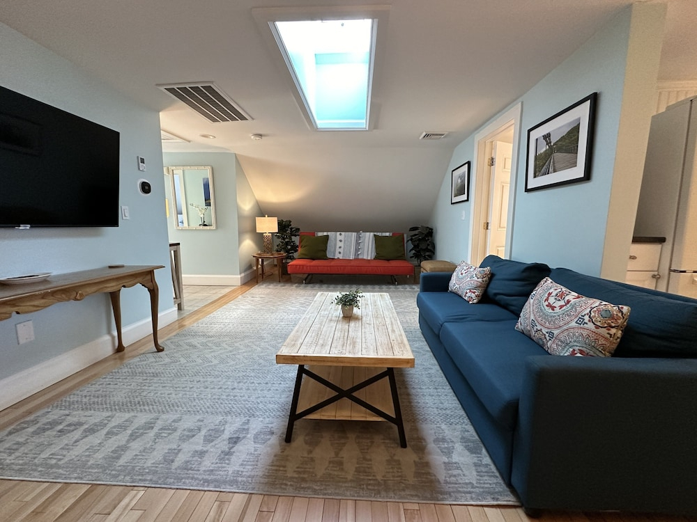 Unique 2 Bed 1 Bath Apartment Off Broadway #3 2 Bedroom Apts