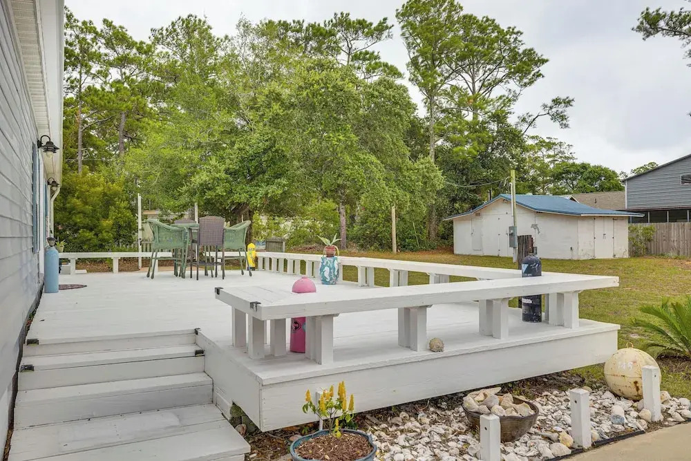 Harkers Island Getaway w/ Deck: Near Cape Lookout!