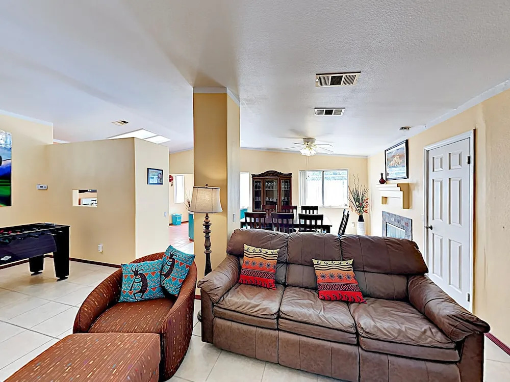 Desert Oasis W/ Private Pool & Spa 4 Bedroom Home