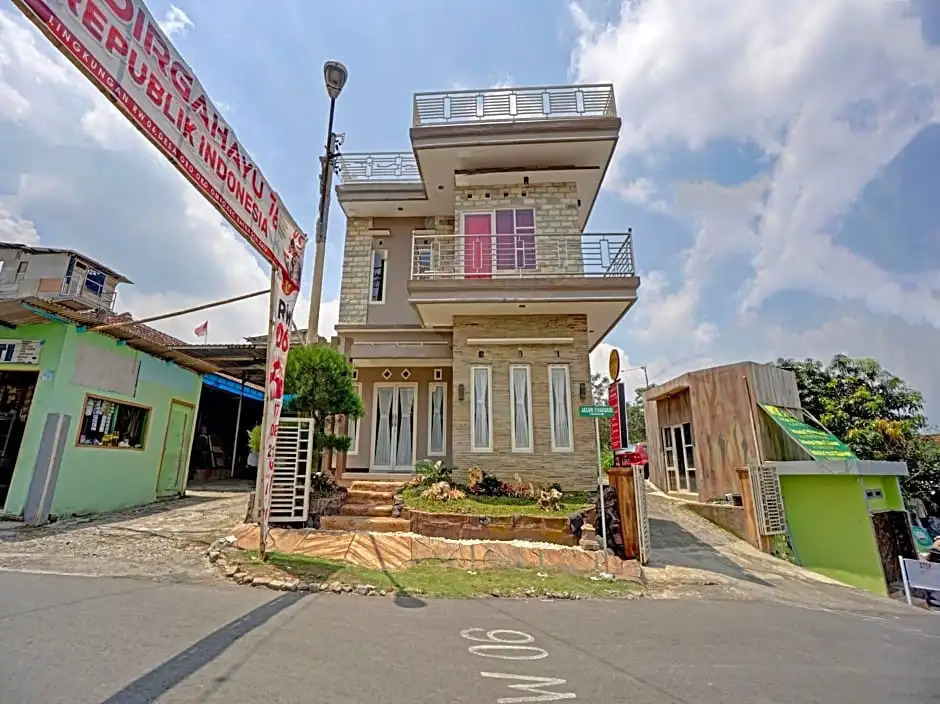 SPOT ON 90664 Adem Ayem Homestay